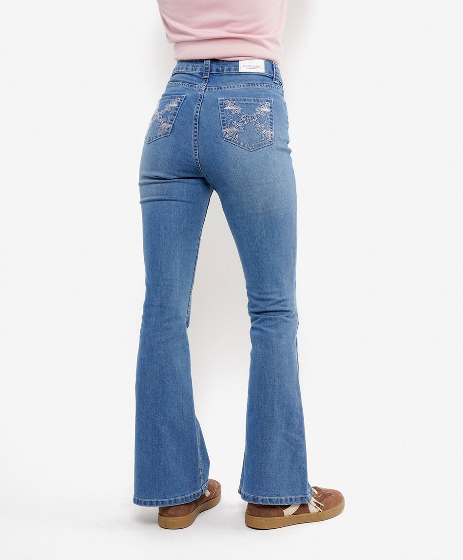 Jeans mujer flare bolsillo bordado