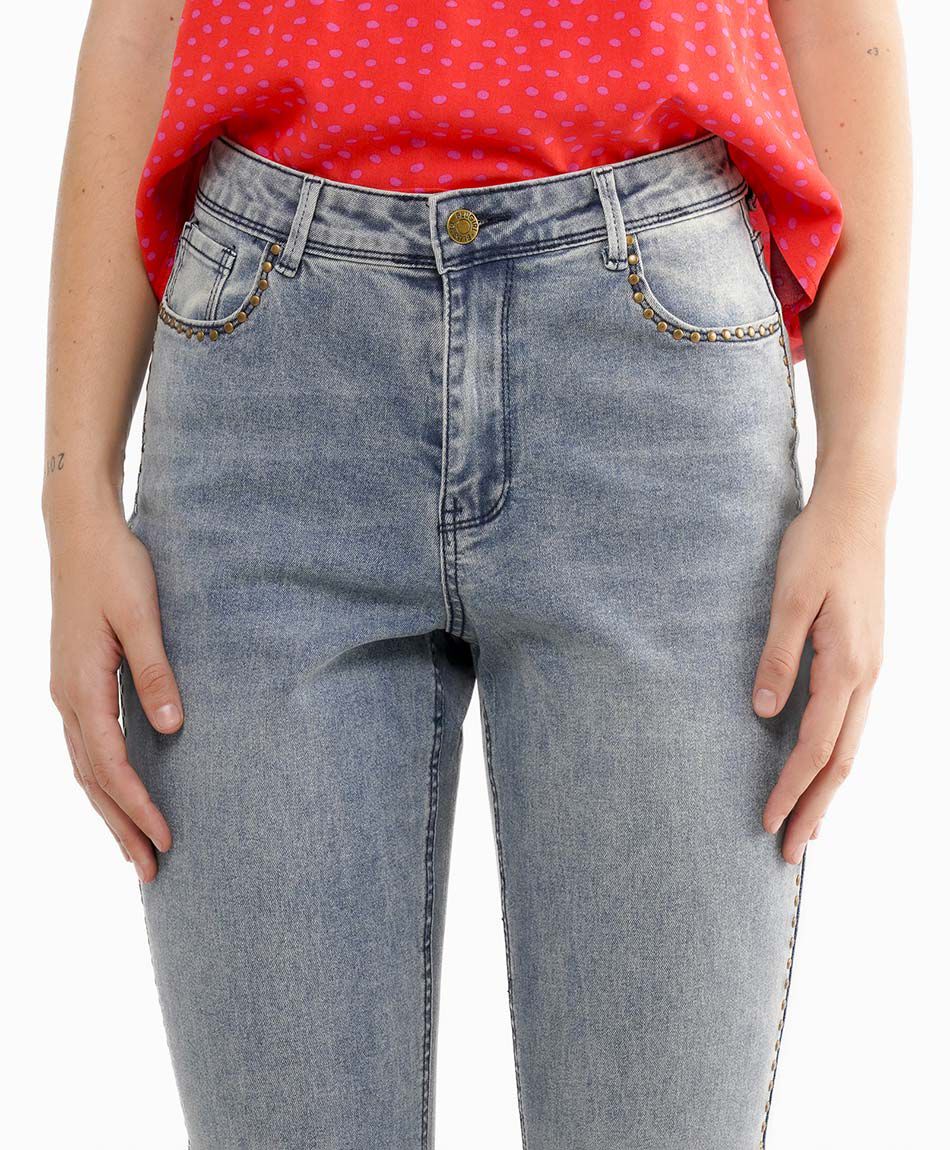 Jeans mujer tachas redondas flare