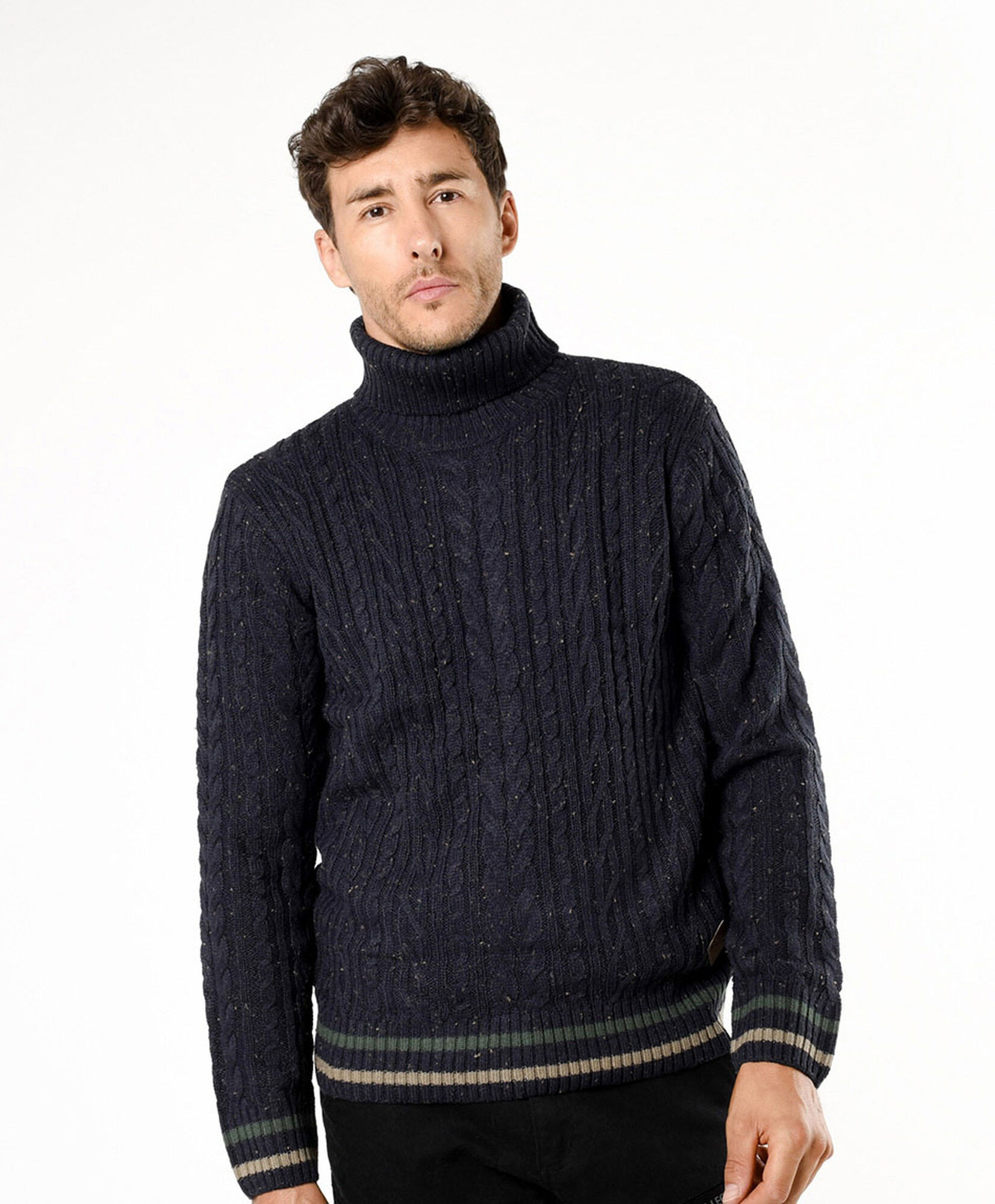Sweater hombre trenzado cuello alto Sweater hombre trenzado cuello alto