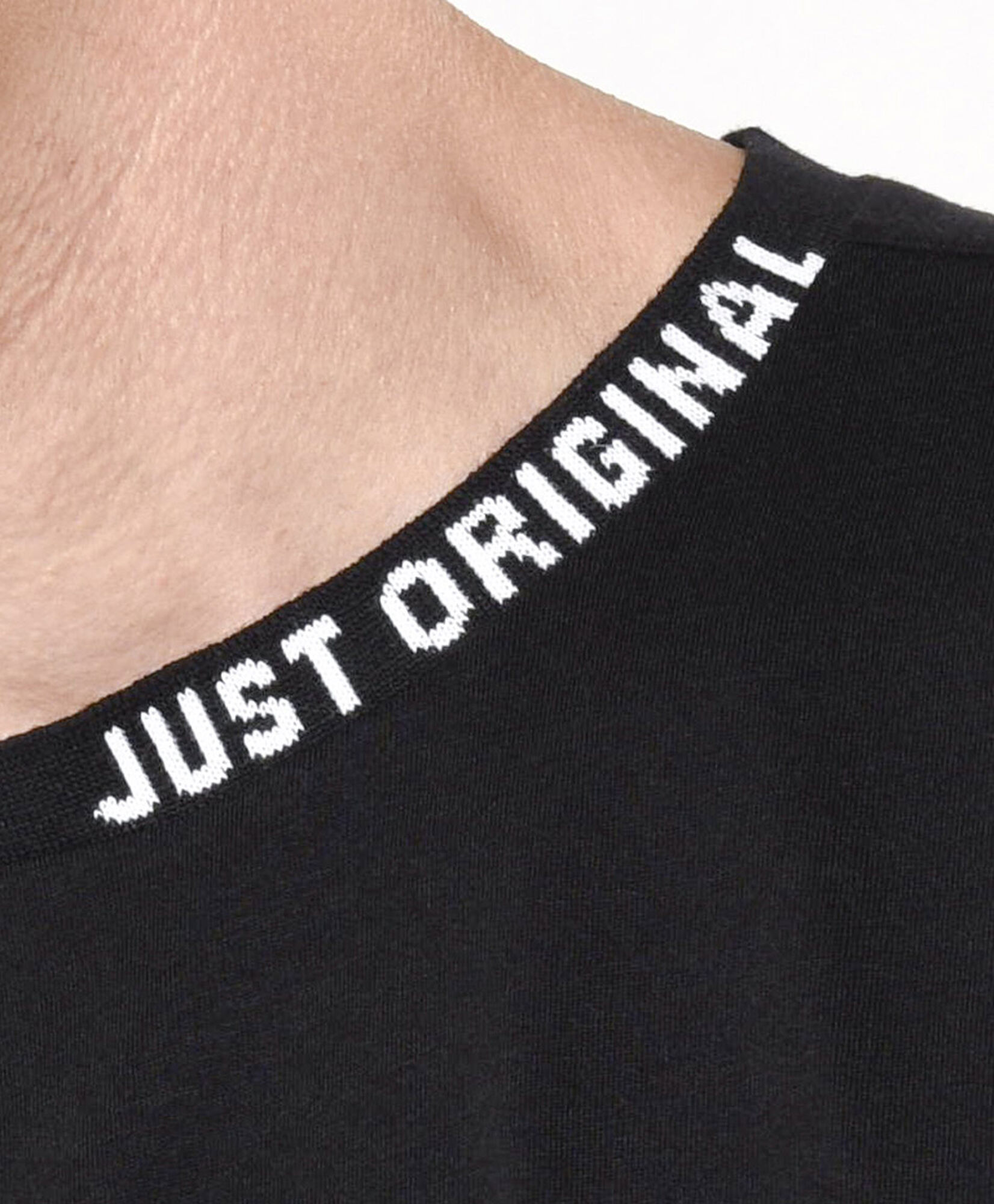 Polera hombre texto cuello Polera hombre texto cuello