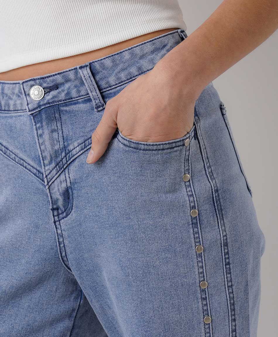 Jeans mujer straight tachas laterales