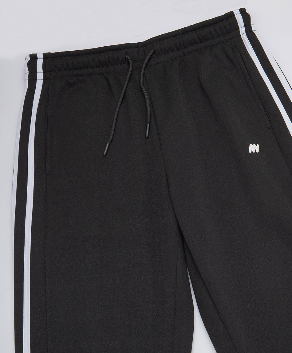 Pantal&oacute;n deportivo hombre negro l&iacute;nea doble