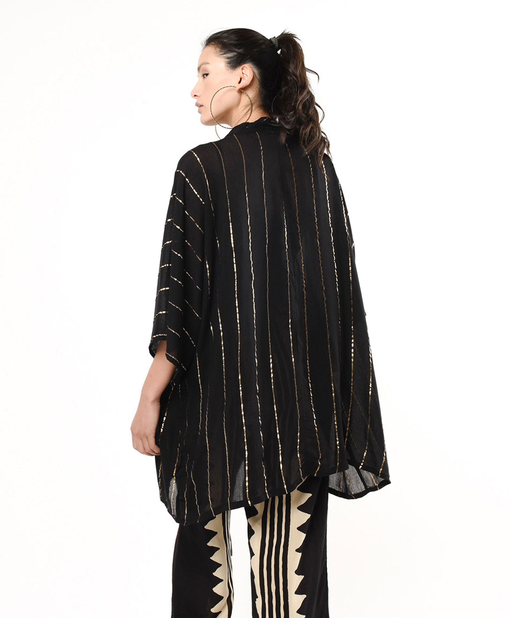 Kimono mujer líneas doradas Kimono mujer líneas doradas