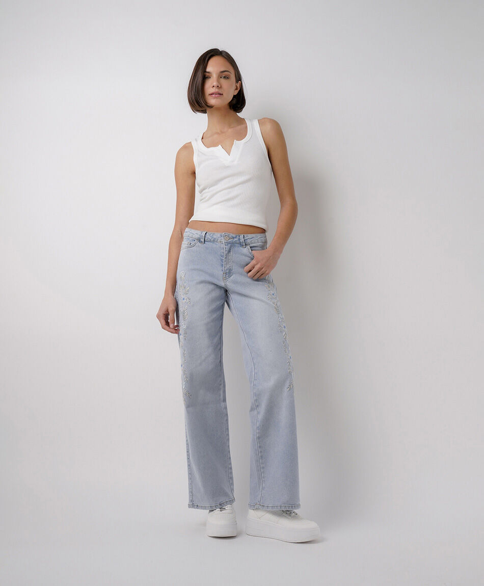 Jeans mujer wide leg flores bordadas lateral