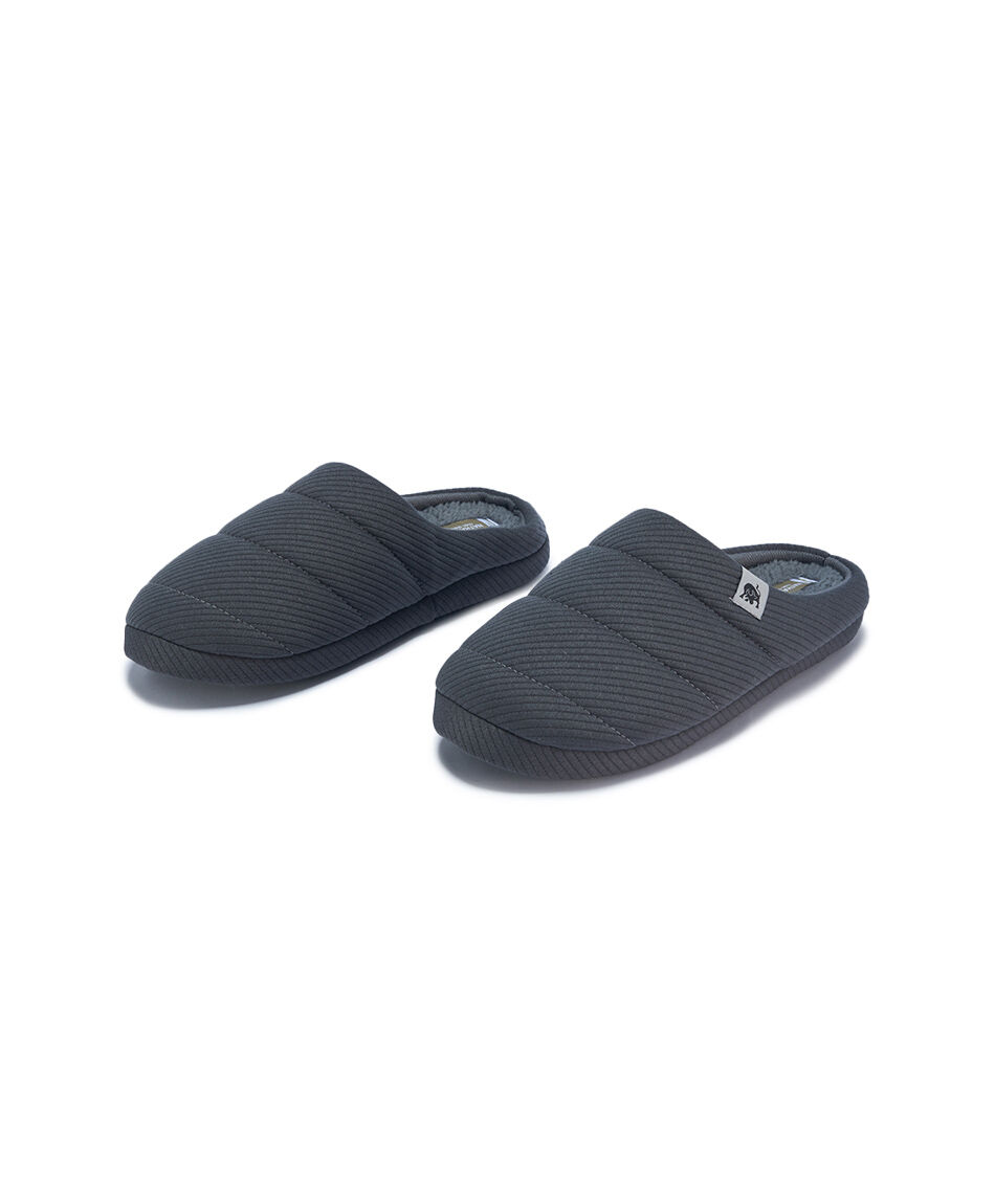 Pantufla hombre tono gris vers&aacute;til