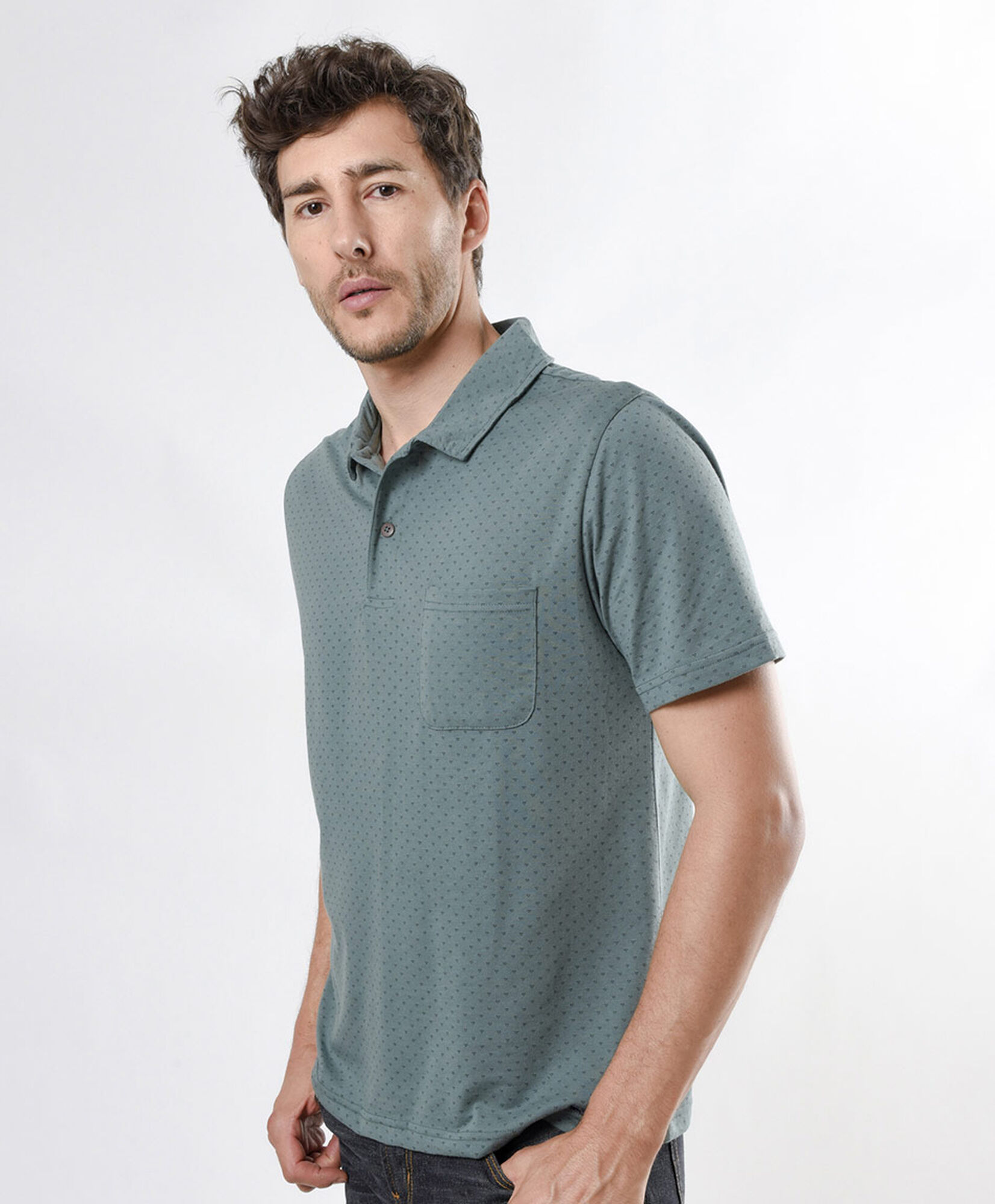 Polera hombre print bolsillo cuello piqué Polera hombre print bolsillo cuello piqué