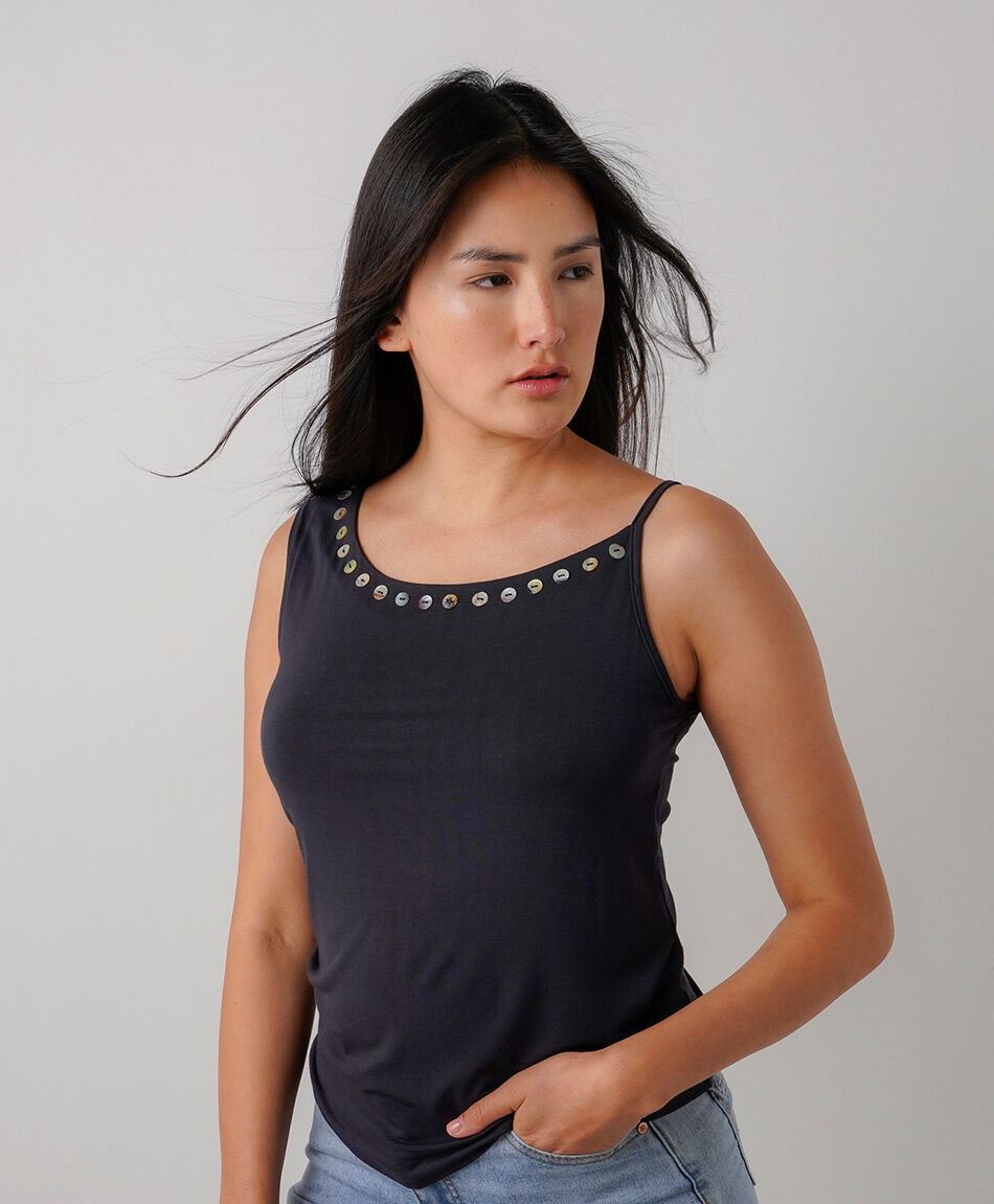 Polera mujer cuello irregular botones
