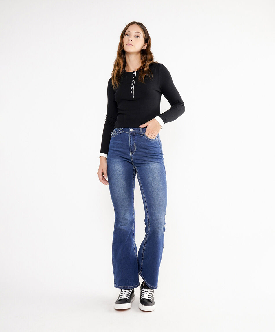 Jeans mujer flare bordado bolsillo