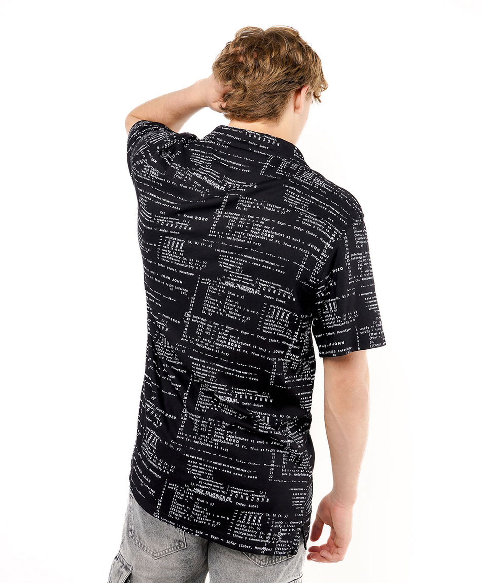 Camisa hombre estampada letras y códigos Camisa hombre estampada letras y códigos