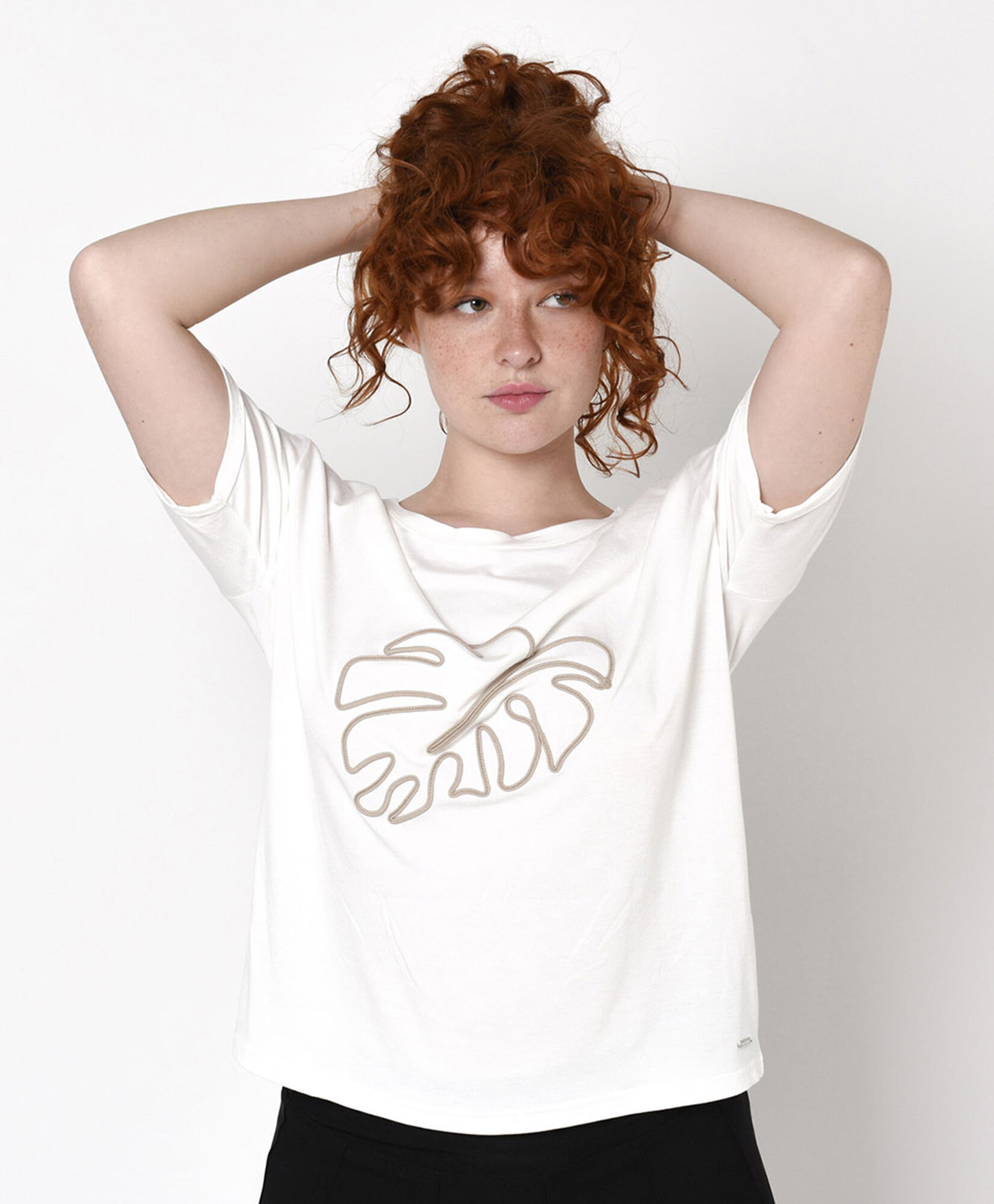Polera mujer monstera bordada Polera mujer monstera bordada