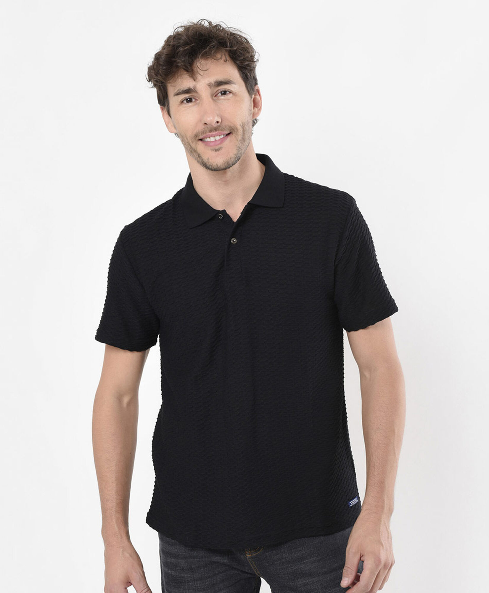 Polera hombre texturizada cuello piqué Polera hombre texturizada cuello piqué