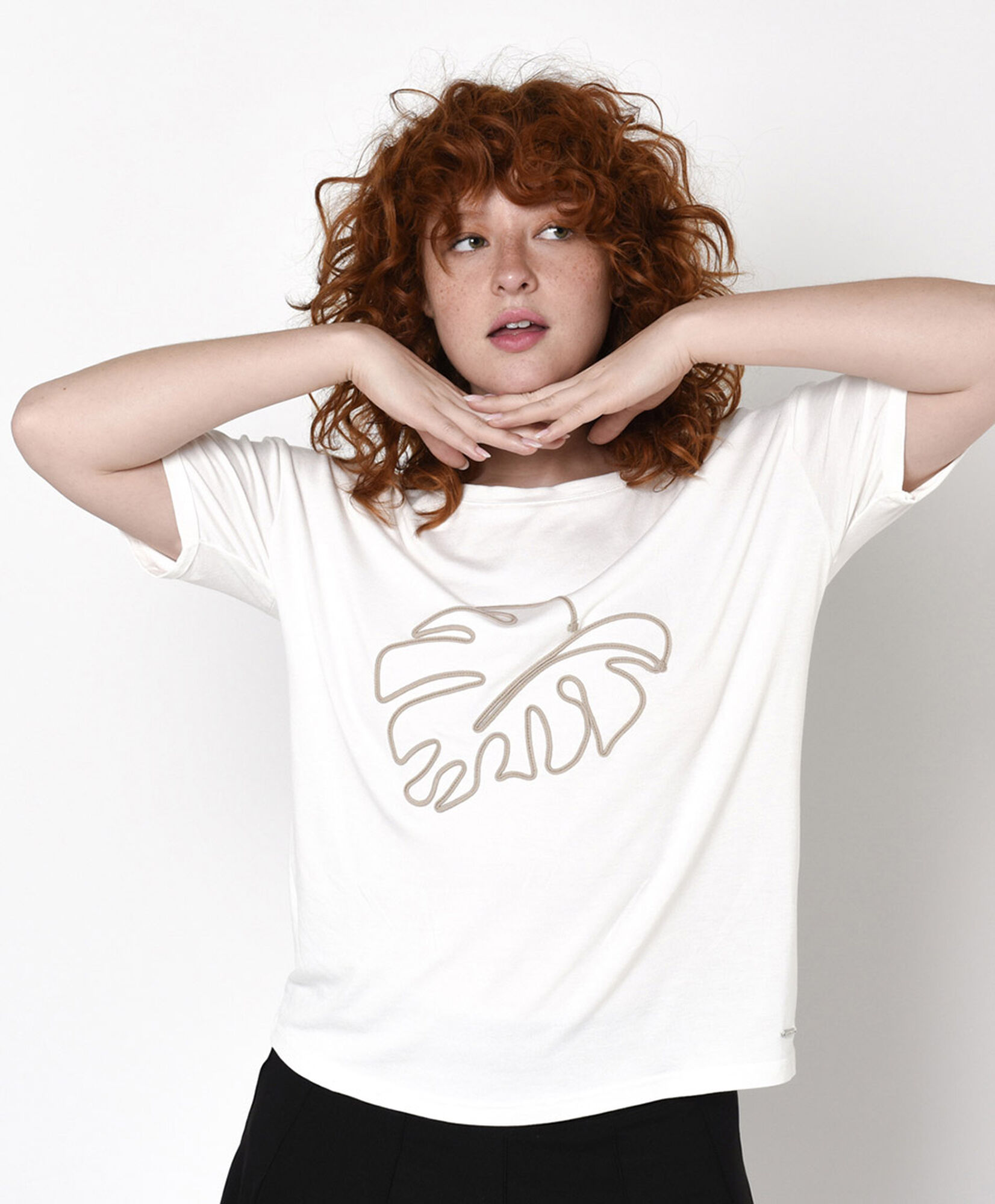 Polera mujer monstera bordada Polera mujer monstera bordada