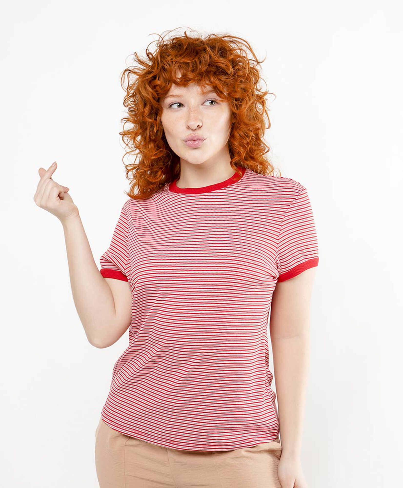 Polera mujer rayas bordes rojo Polera mujer rayas bordes rojo