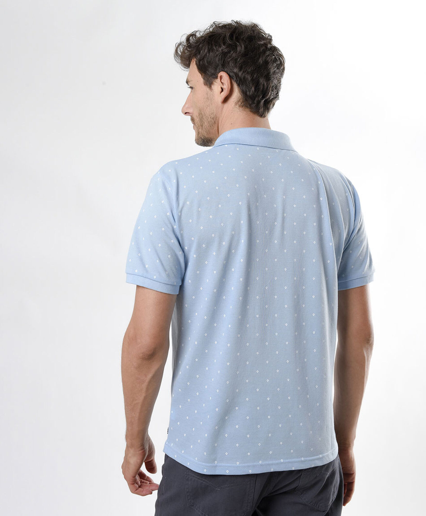 Polera hombre texturizada rombos cuello piqué Polera hombre texturizada rombos cuello piqué