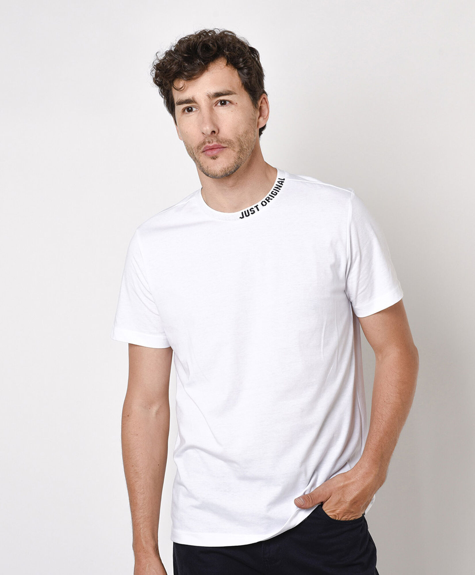 Polera hombre texto cuello Polera hombre texto cuello