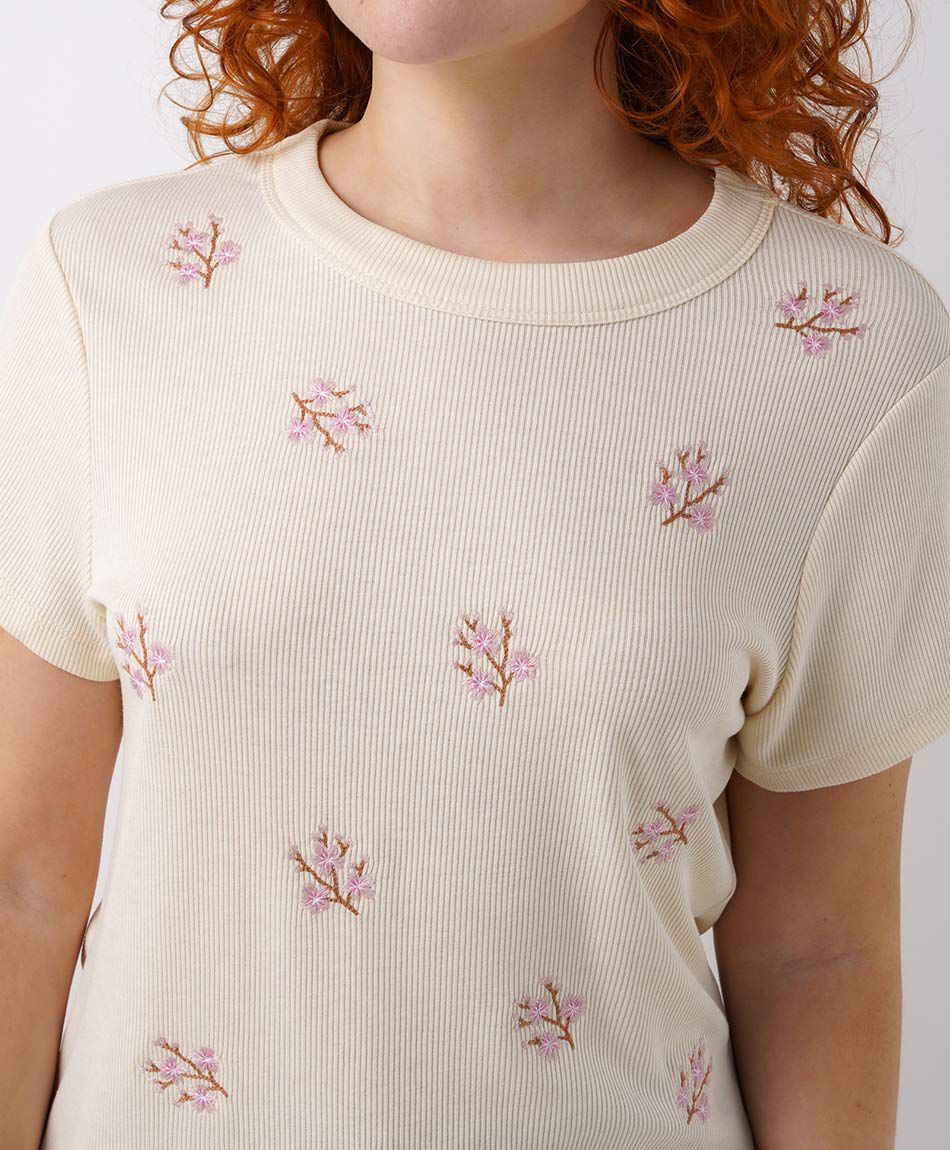 Polera mujer flores bordadas