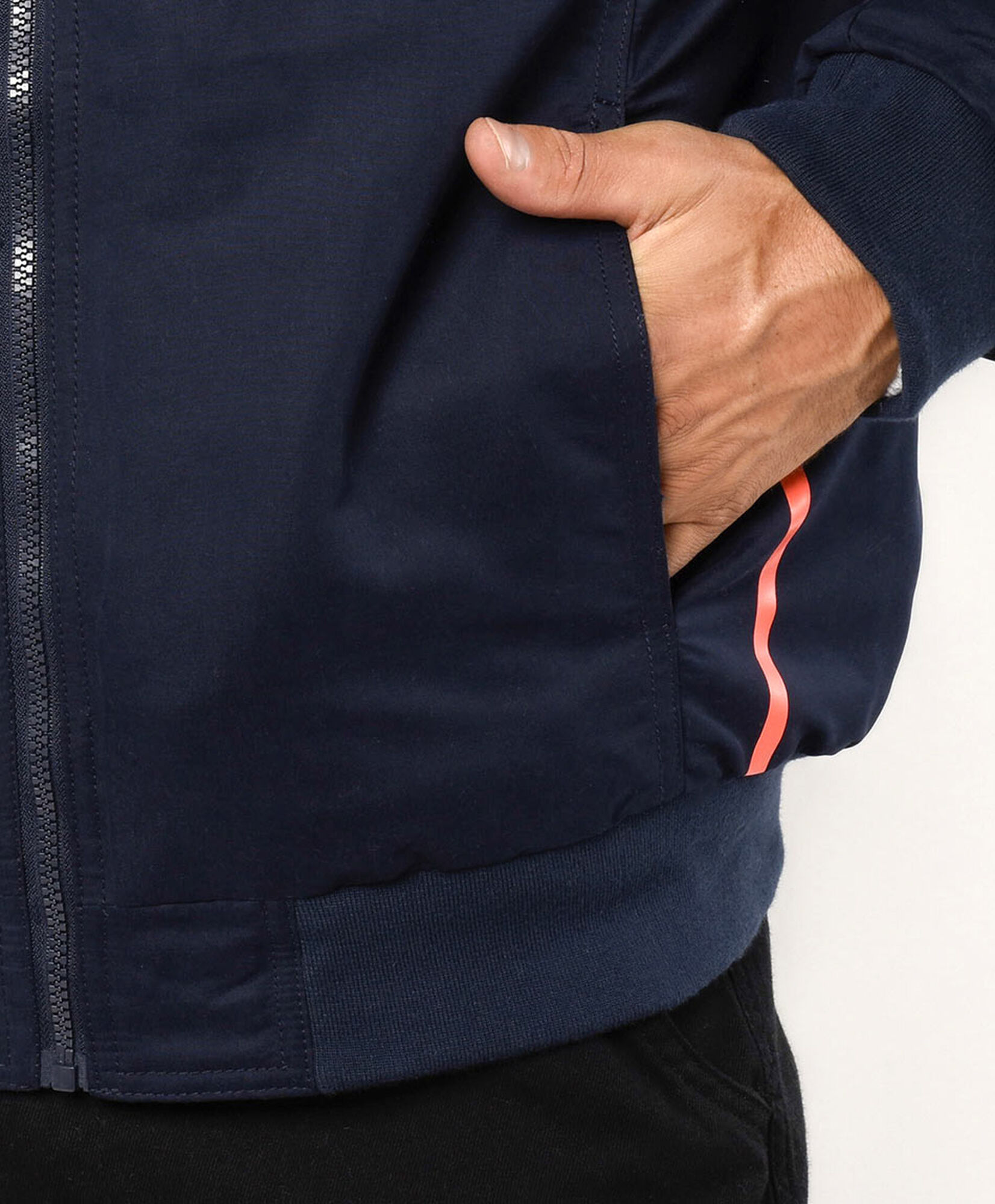 Parka hombre detalles rojos Parka hombre detalles rojos