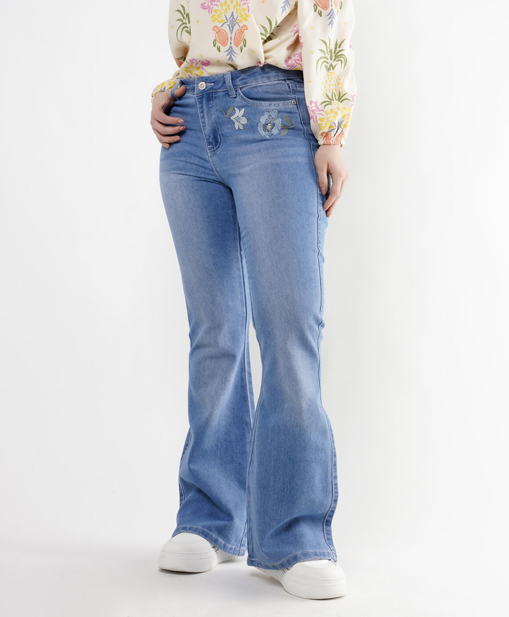 Jeans mujer flores bordadas flare Jeans mujer flores bordadas flare