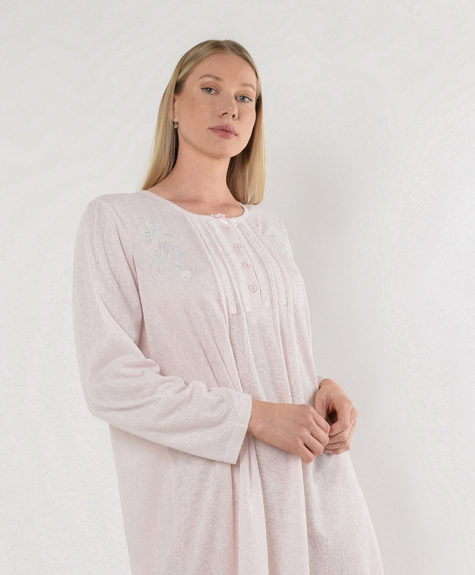 Camisa de dormir mujer bordada rosada Camisa de dormir mujer bordada rosada