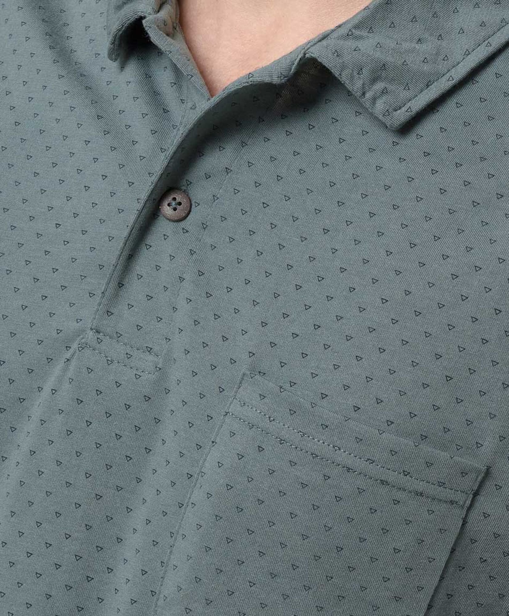 Polera hombre print bolsillo cuello piqué Polera hombre print bolsillo cuello piqué