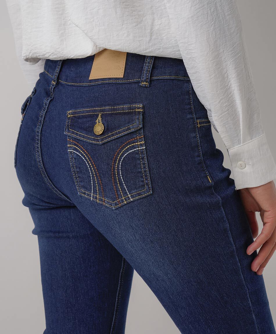 Jeans mujer flare bolsillo bordado