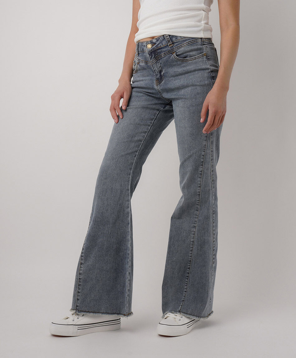 Jeans mujer flare corte lateral