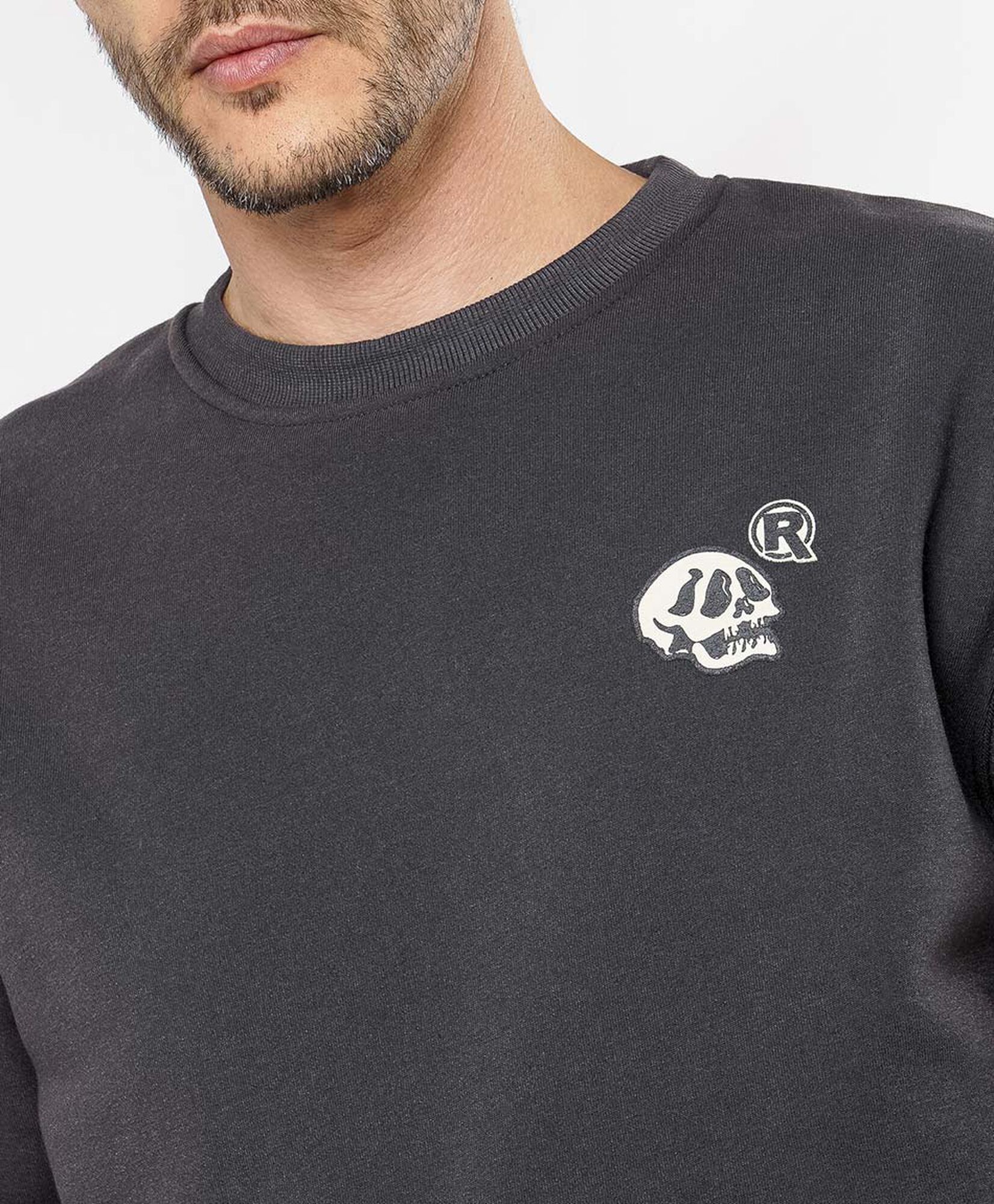Polerón hombre doble estampado calavera Polerón hombre doble estampado calavera