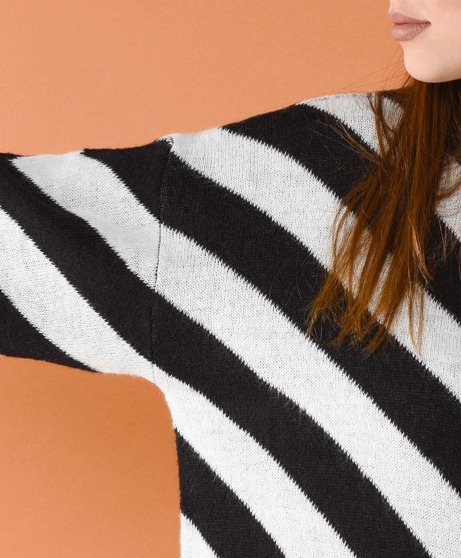 Sweater mujer l&iacute;neas triangular