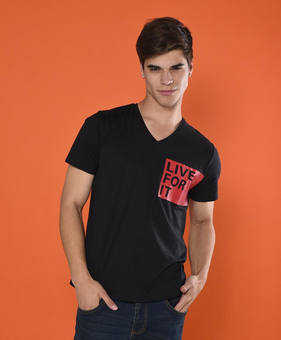 Polera hombre estampado en pecho
