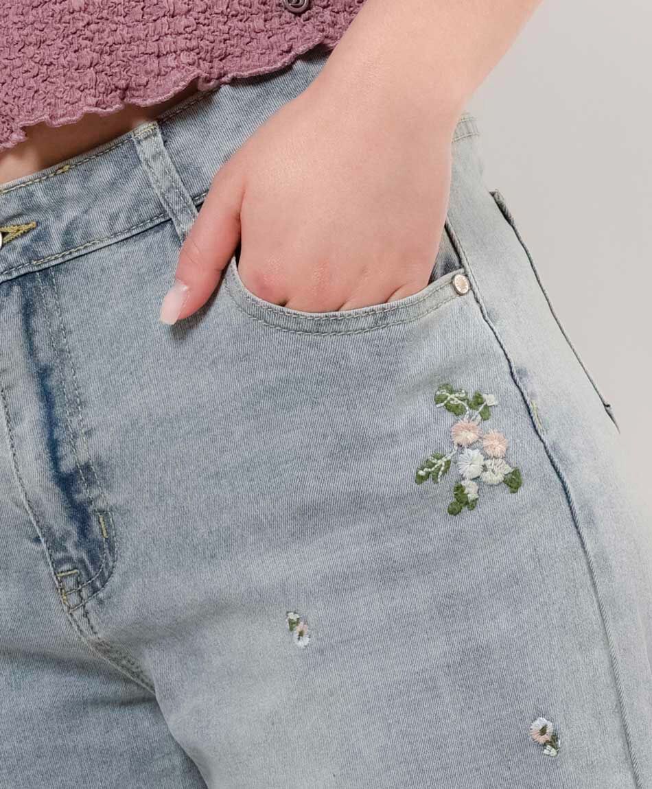 Jeans mujer florcitas bordadas