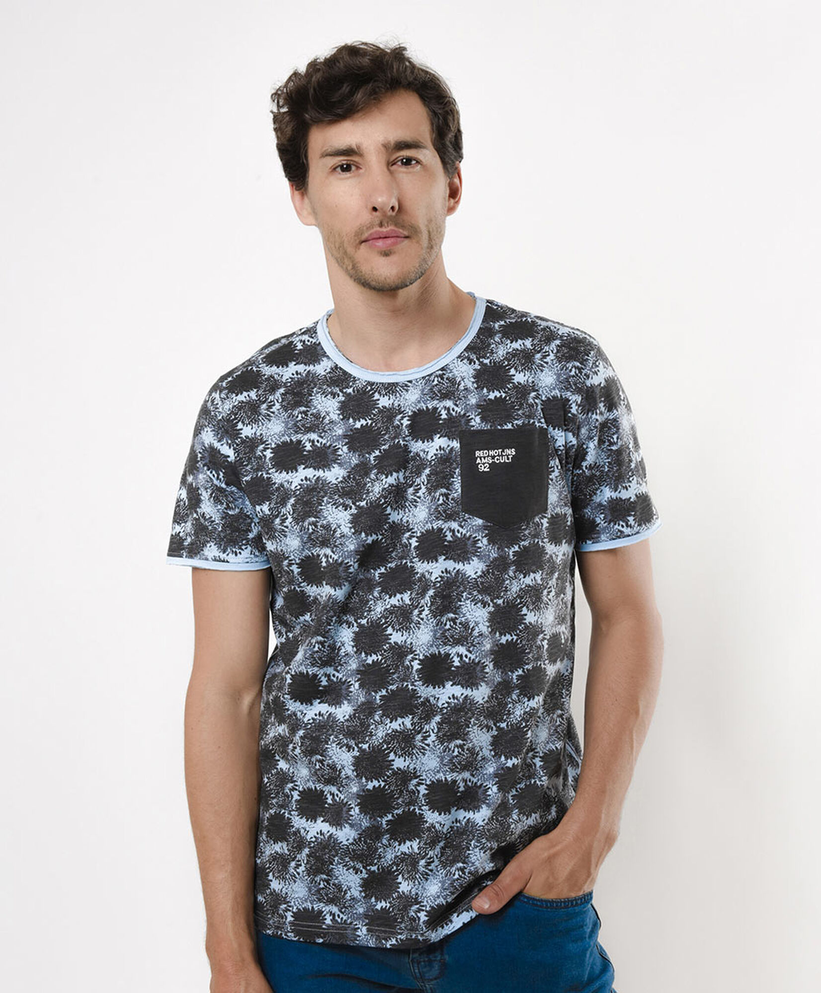 Polera hombre print arbustos bolsillo Polera hombre print arbustos bolsillo