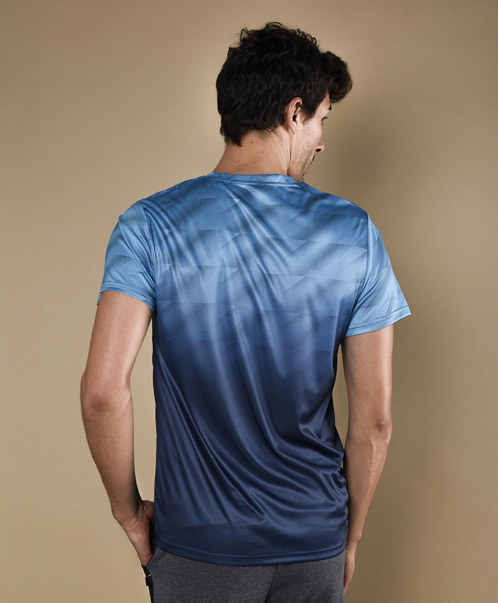 Polera deportiva manga corta cuello redondo Polera deportiva manga corta cuello redondo