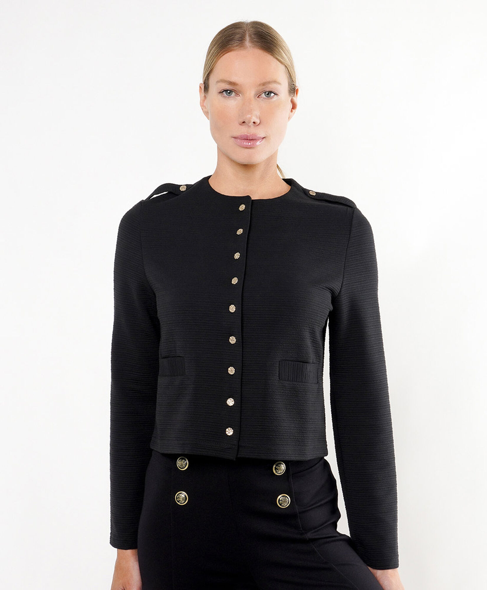 Chaqueta mujer cropped botones metálicos Chaqueta mujer cropped botones metálicos