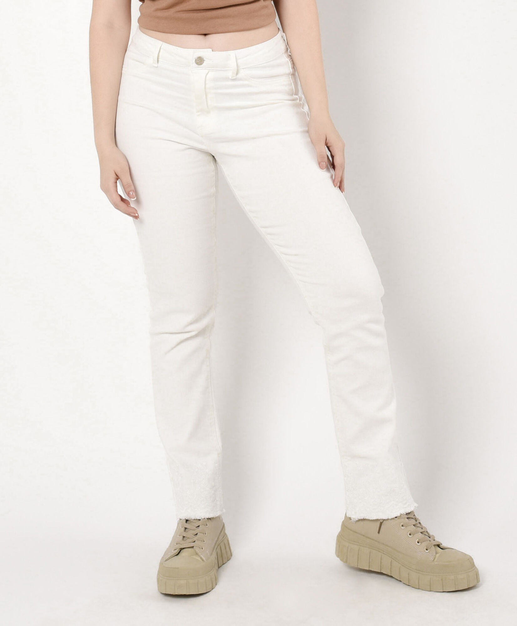 Jeans mujer blanco basta bordada Jeans mujer blanco basta bordada