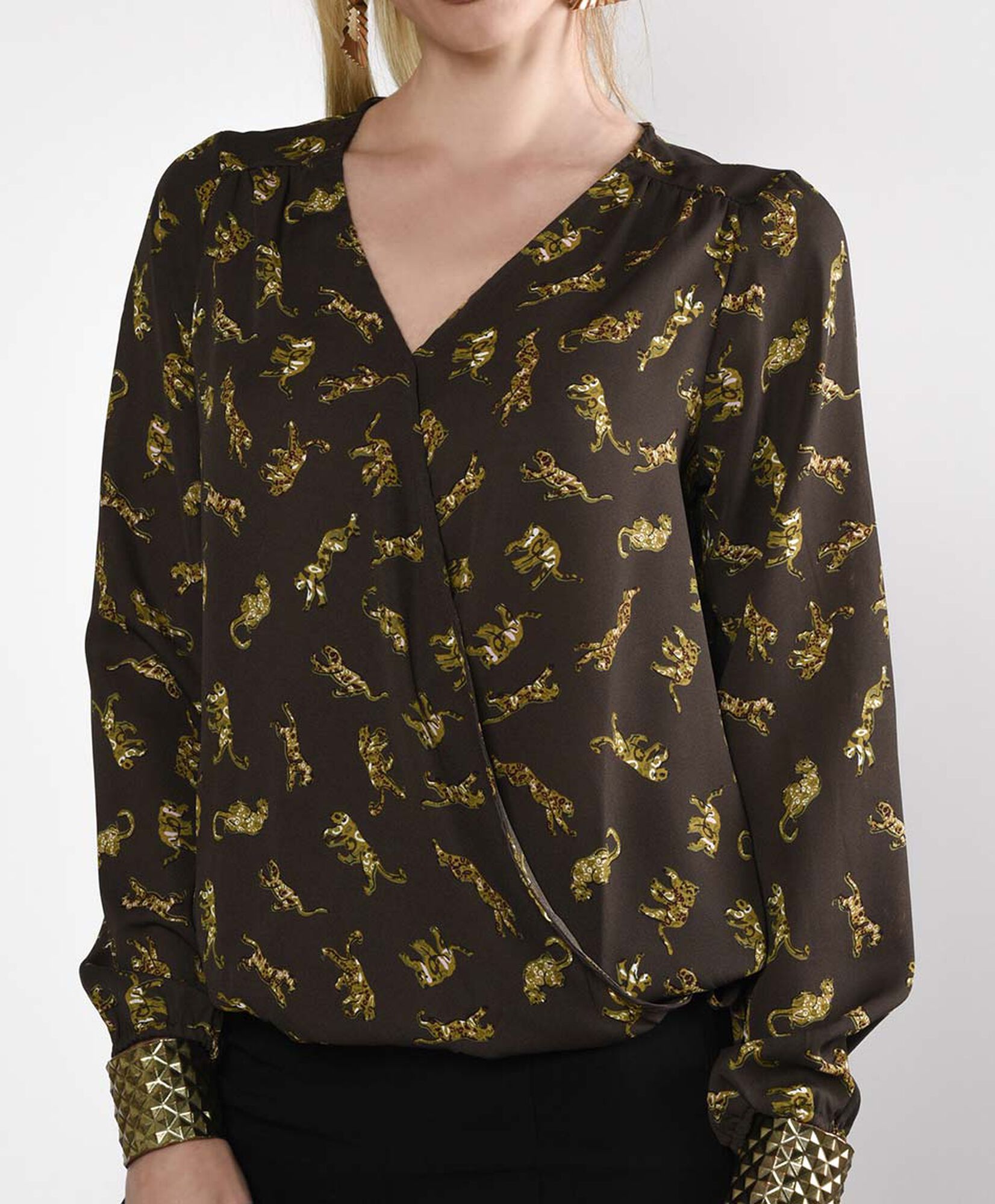 Blusa manga larga cuello en v Blusa manga larga cuello en v