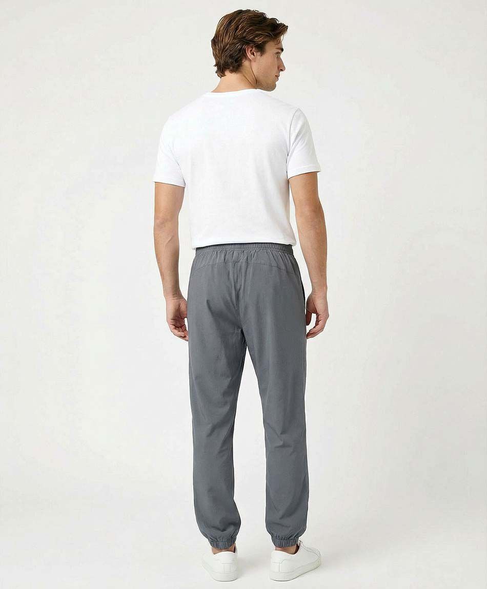 Pantal&oacute;n deportivo hombre gris delgado