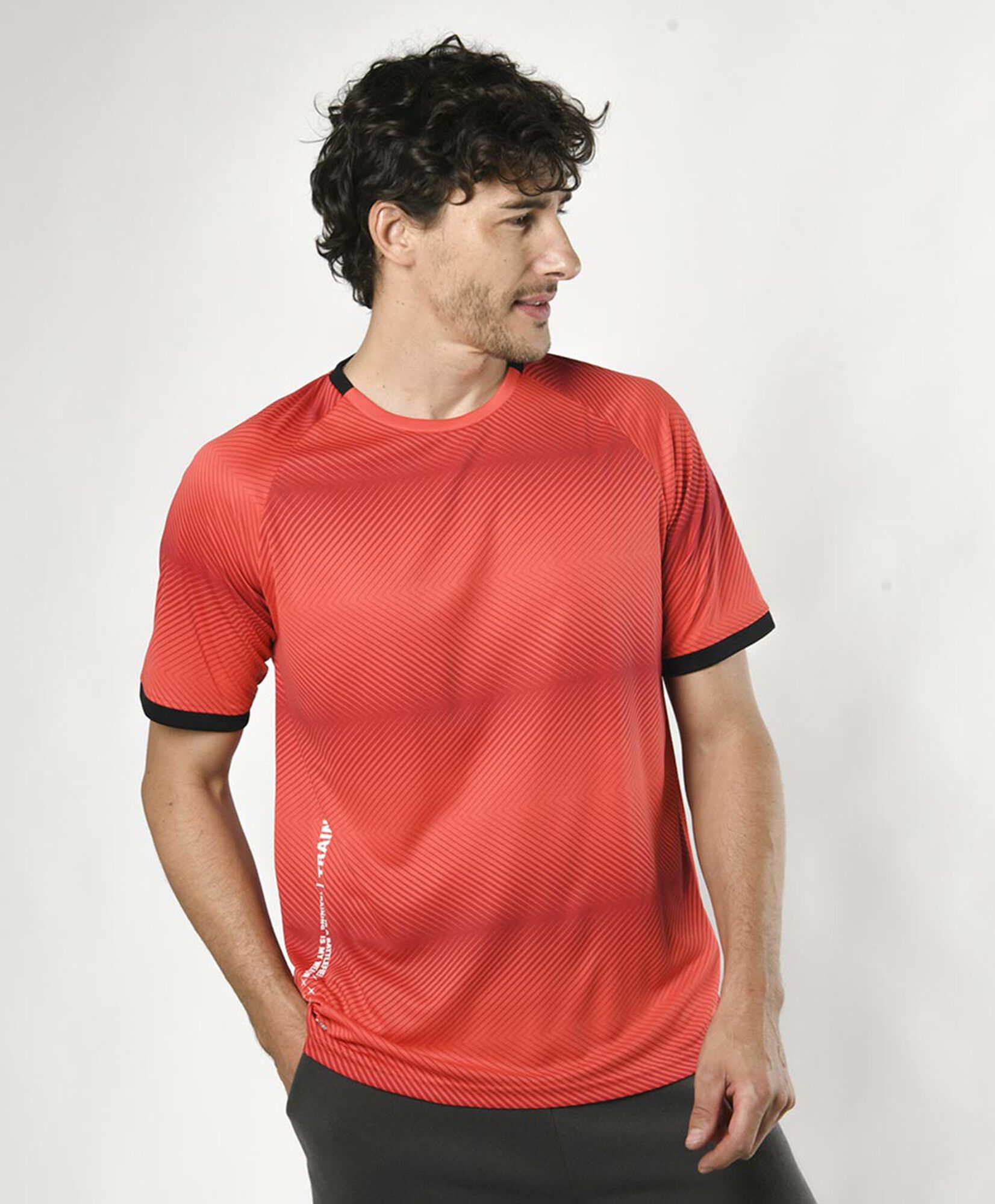 Polera deportiva hombre estampado lateral Polera deportiva hombre estampado lateral