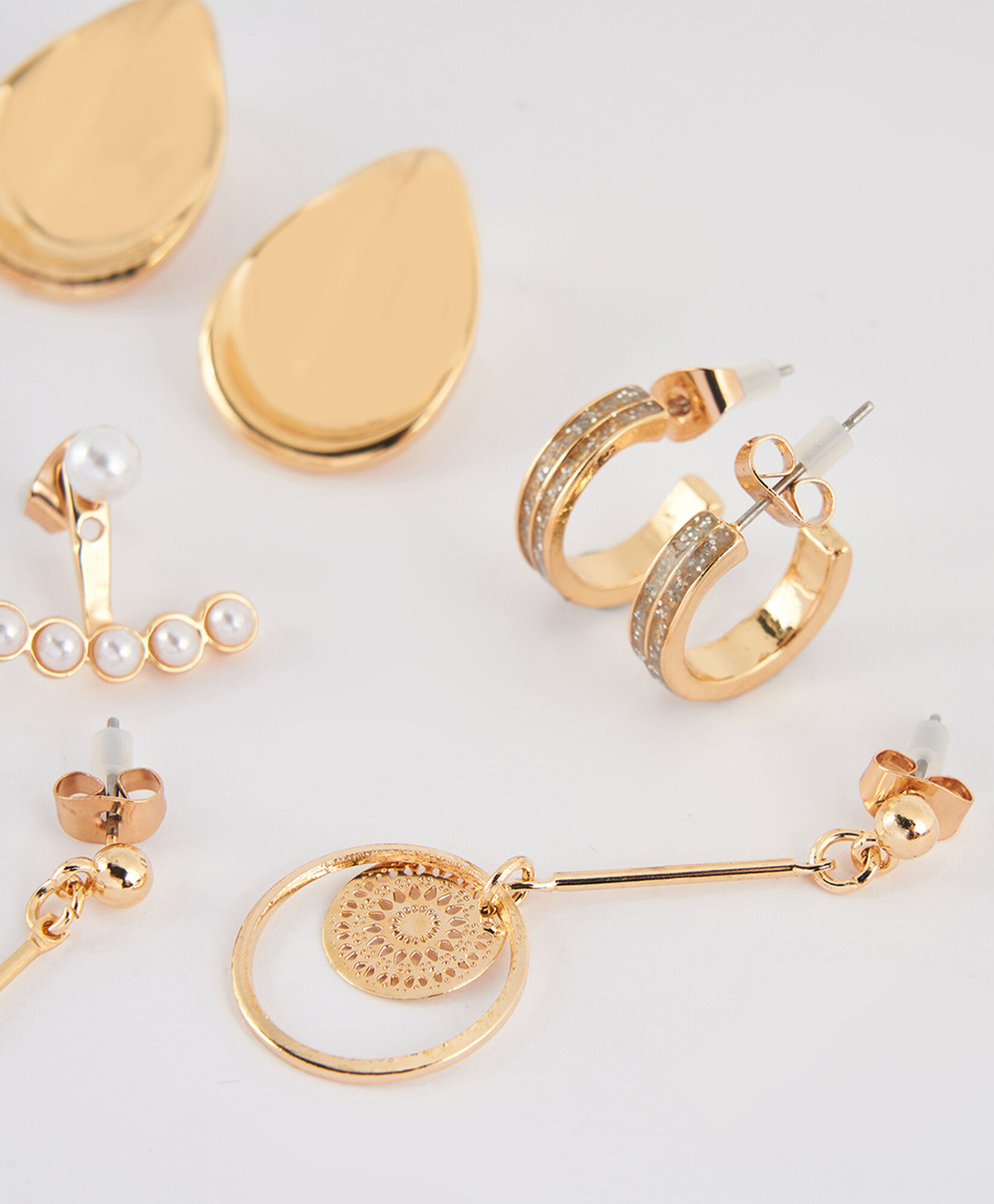 Set 32 aros mujer diseños dorados Set 32 aros mujer diseños dorados