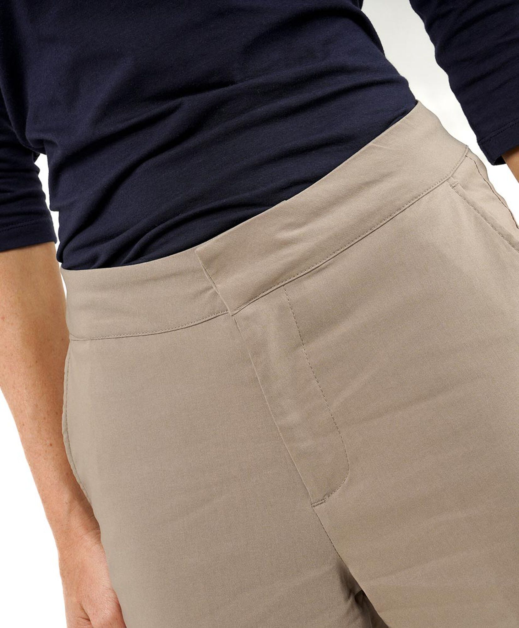 Pantalón mujer pinza botón en basta Pantalón mujer pinza botón en basta