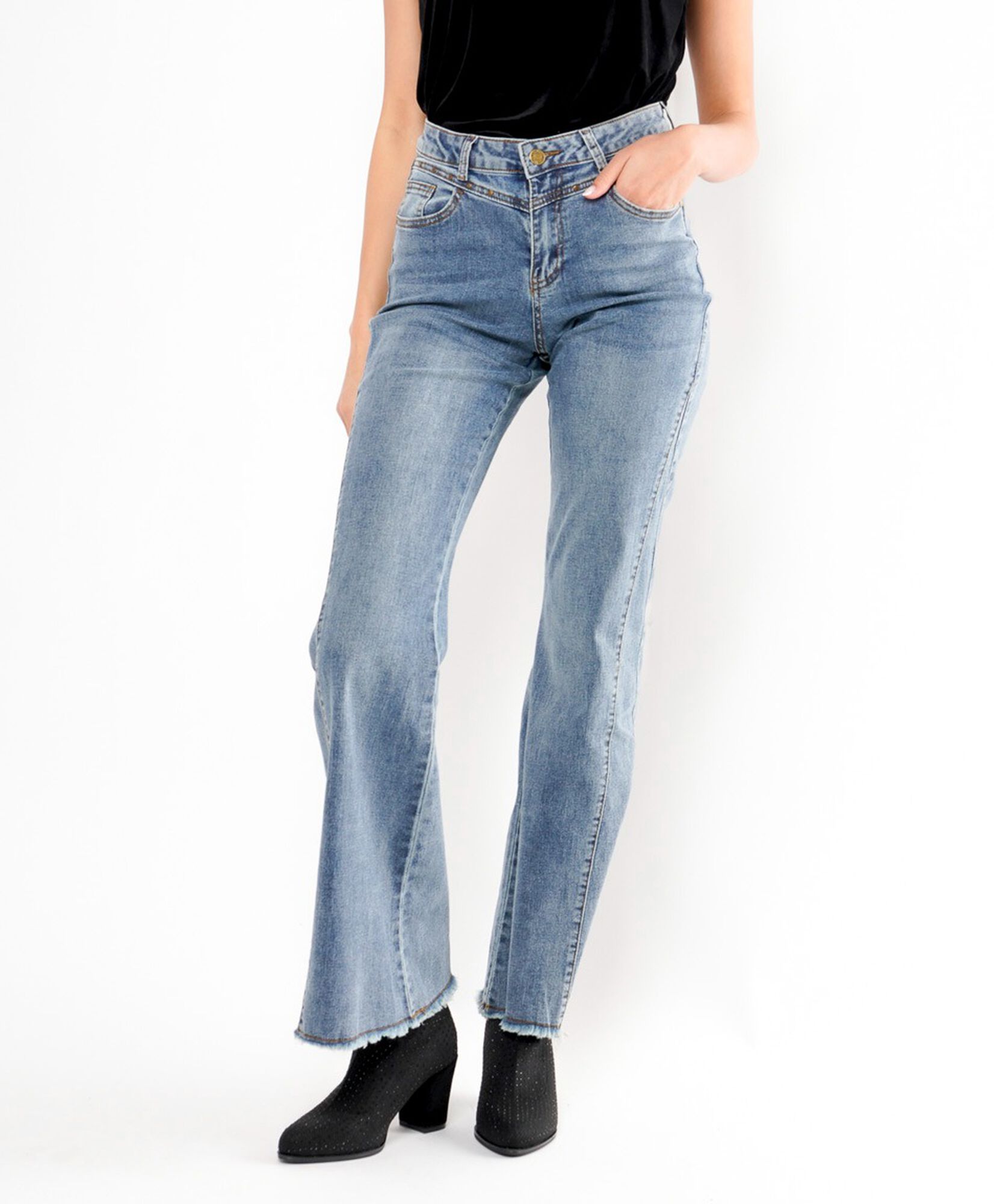 Jeans mujer tachas flare Jeans mujer tachas flare