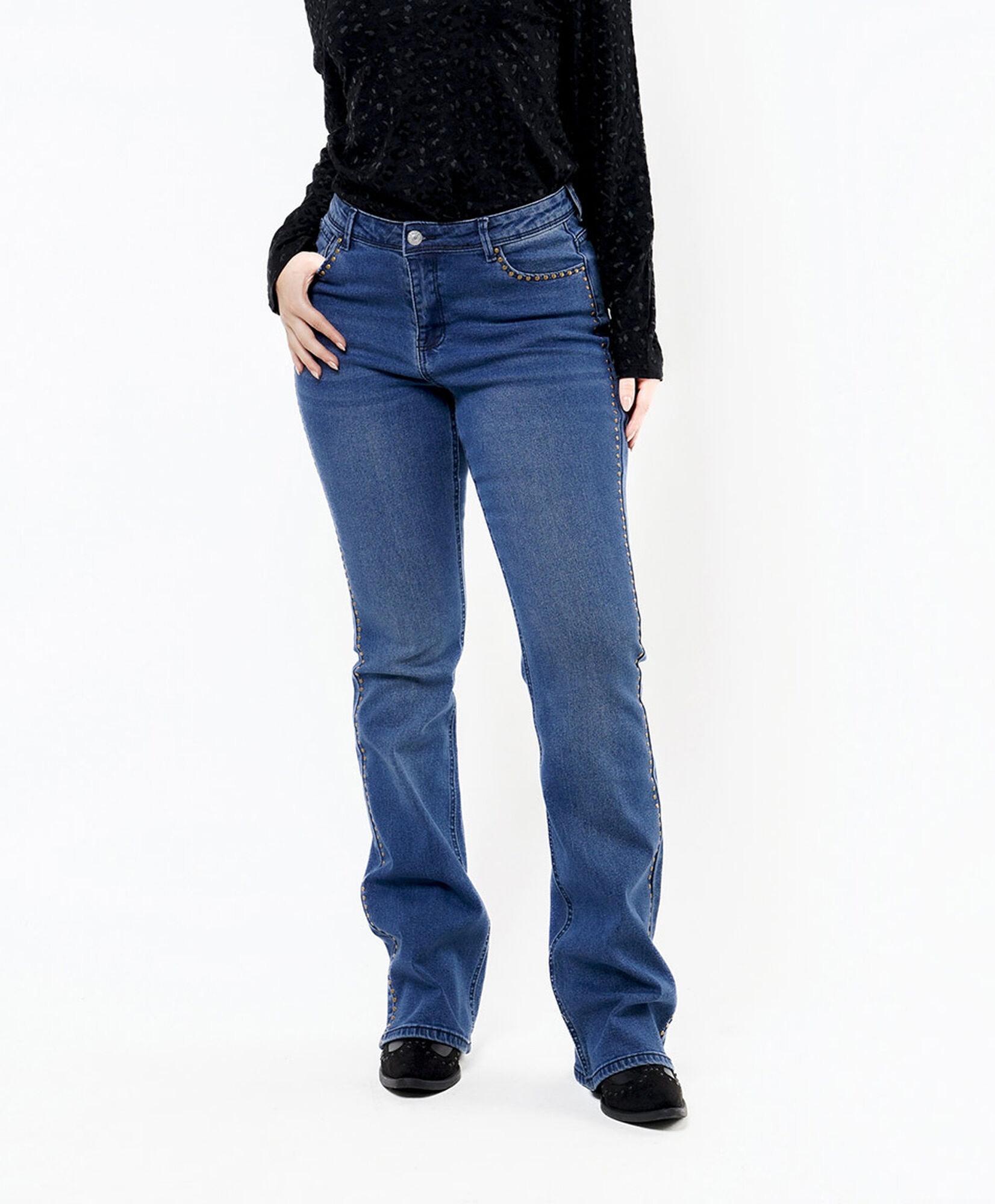 Jeans mujer tachas flare Jeans mujer tachas flare