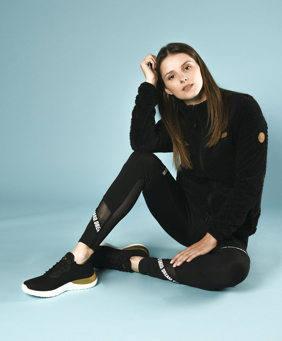 Zapatilla running detalle dorado