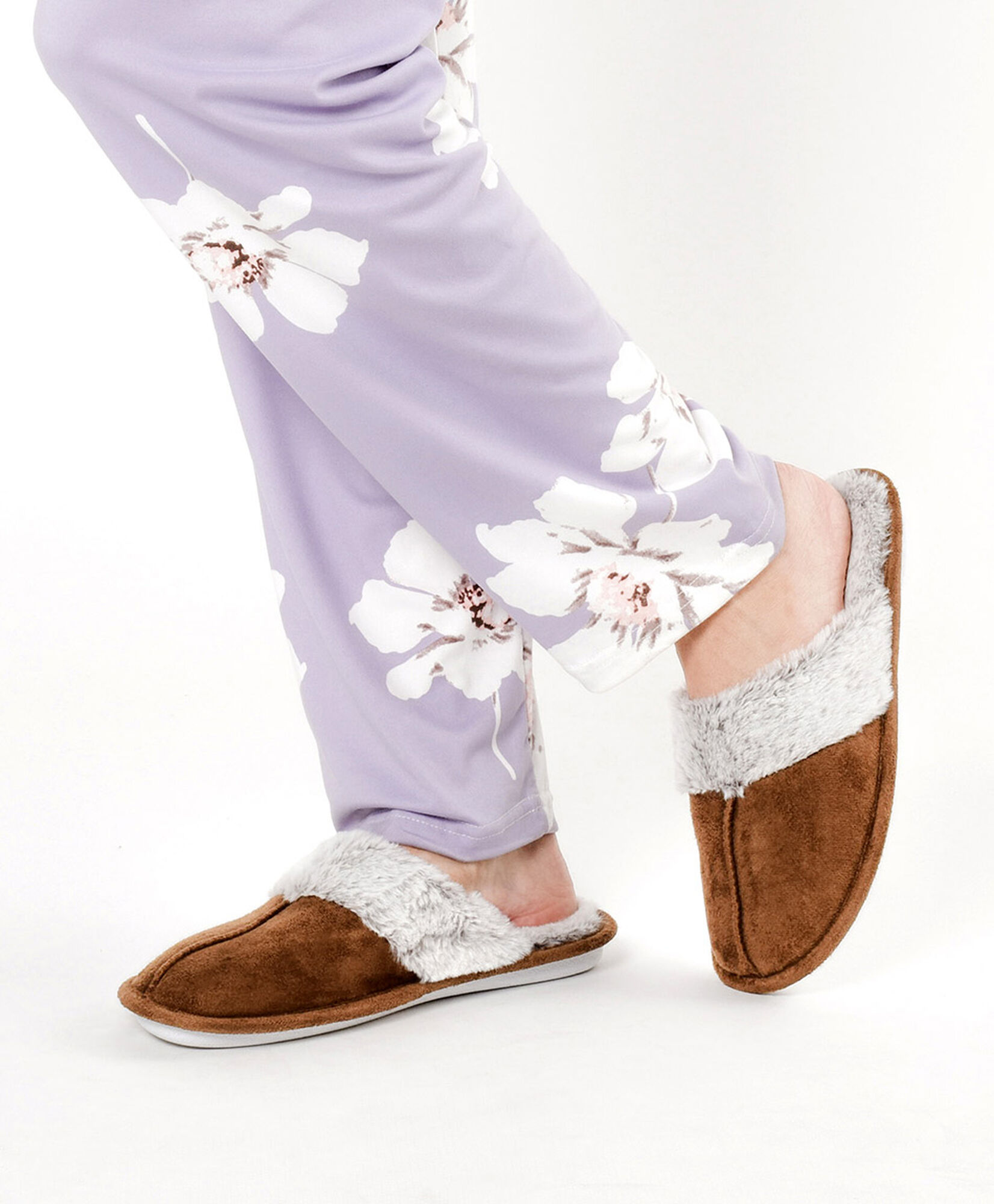 Pantufla mujer gamuza pelitos Pantufla mujer gamuza pelitos