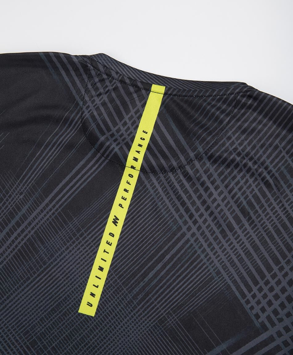 Polera deportiva hombre negra l&iacute;neas