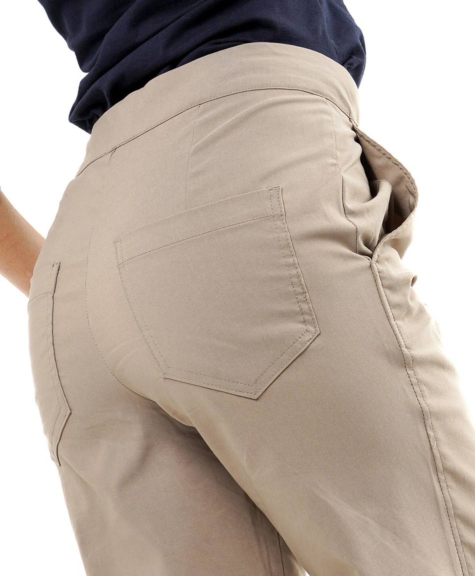 Pantalón mujer pinza botón en basta Pantalón mujer pinza botón en basta