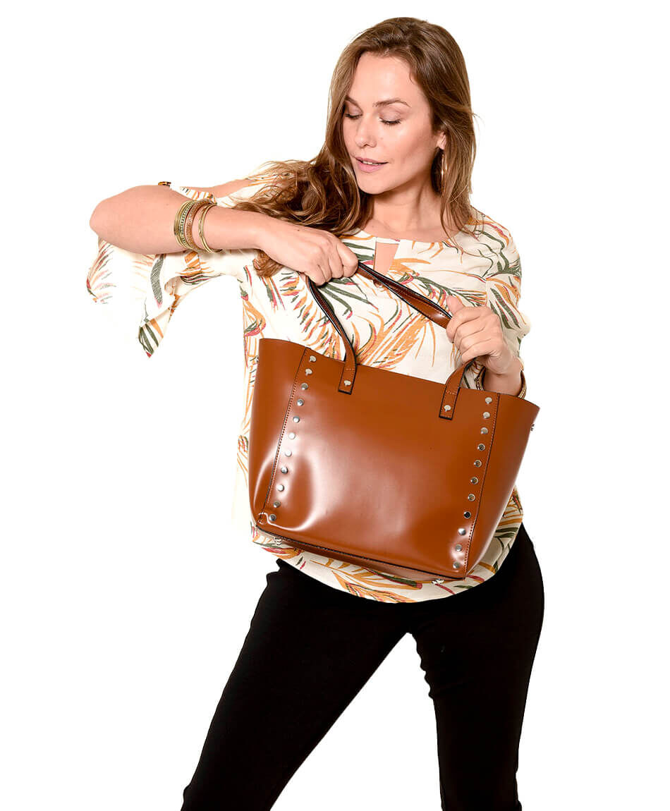 Cartera cuadrada tachas