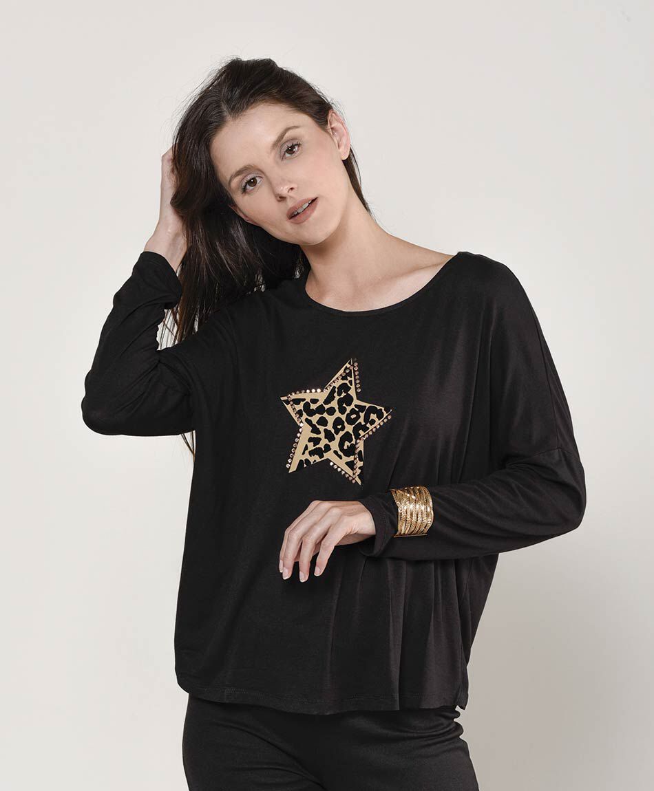 Polera mujer estrella y tachas oversize