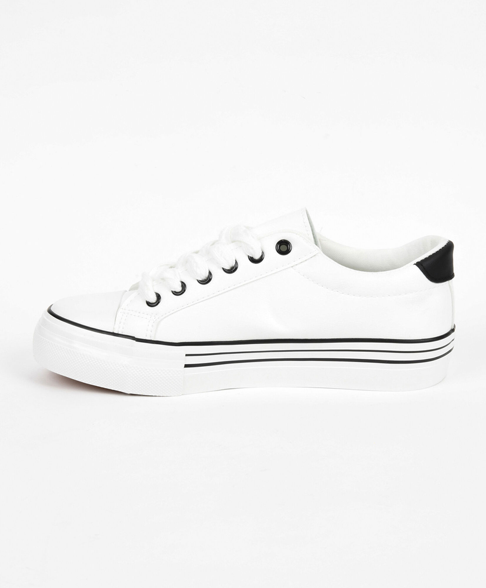 Zapatilla mujer blanca detalles negros Zapatilla mujer blanca detalles negros