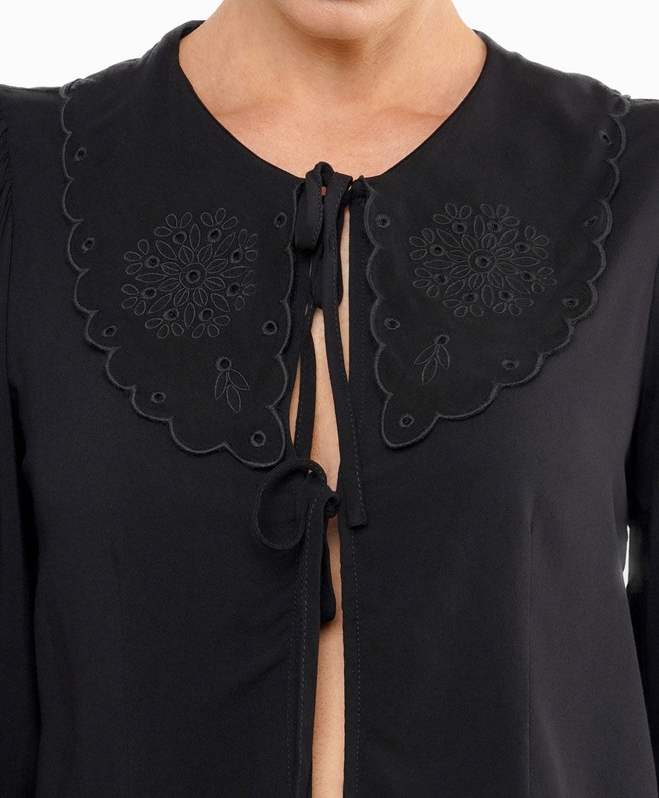 Blusa mujer cuello bordado