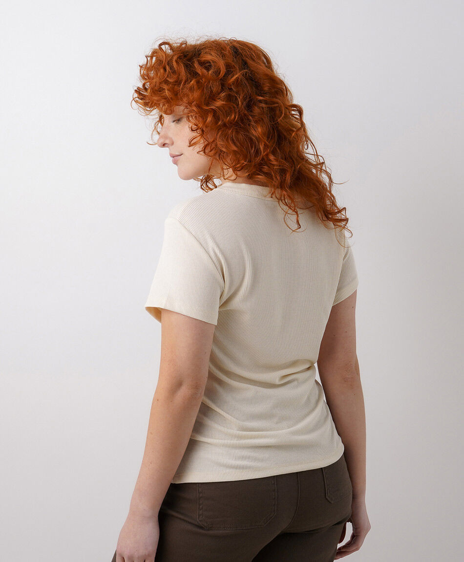 Polera mujer flores bordadas